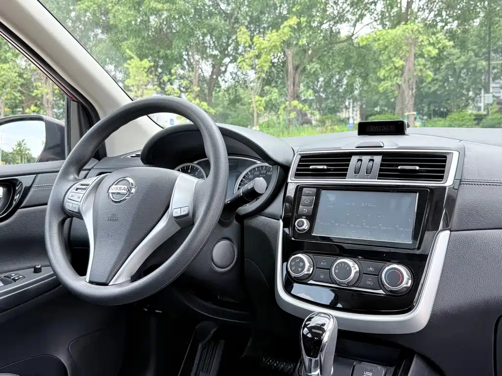 Nissan Tiida 2016 — фото 12