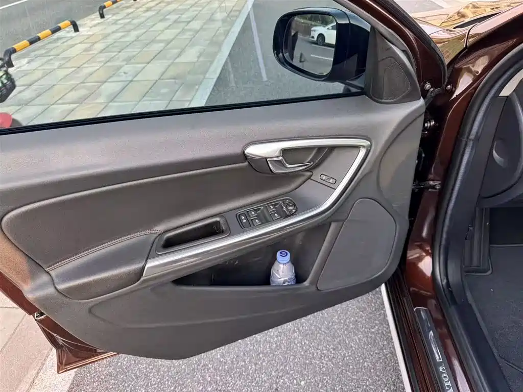 Volvo V60 2018 — фото 14