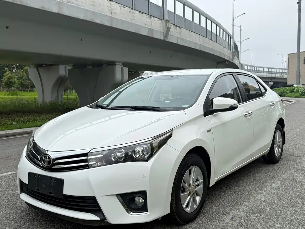 Toyota Corolla 2015 — фото 1