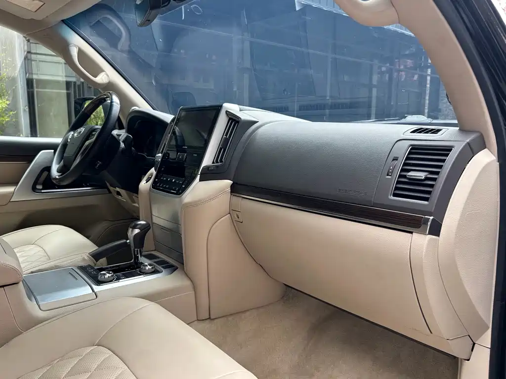 Toyota Land Cruiser 2020 — фото 12