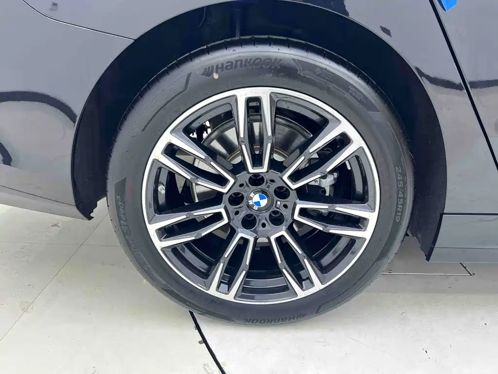 BMW 5 Series 2025 — фото 17