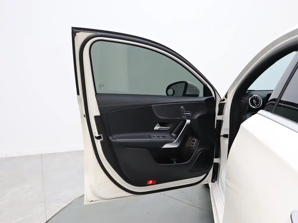 Mercedes-Benz A-Class 2022 — фото 11