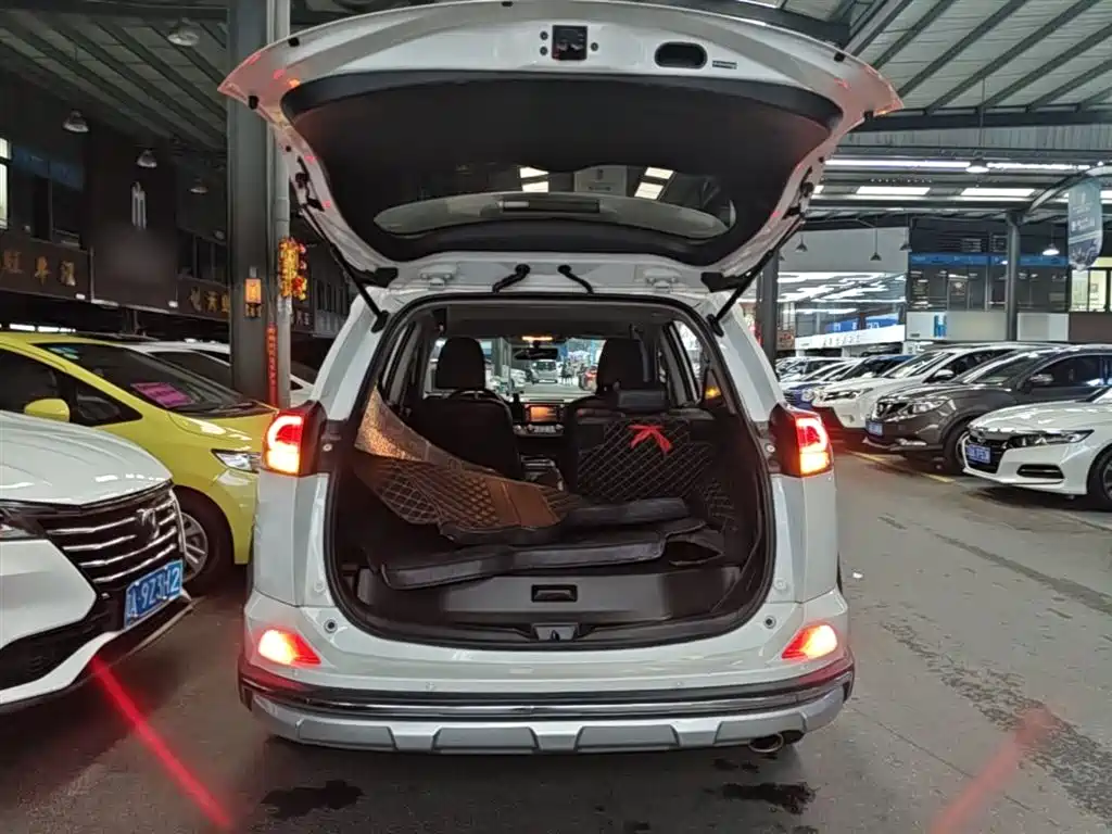 Toyota RAV4 2019 — фото 19