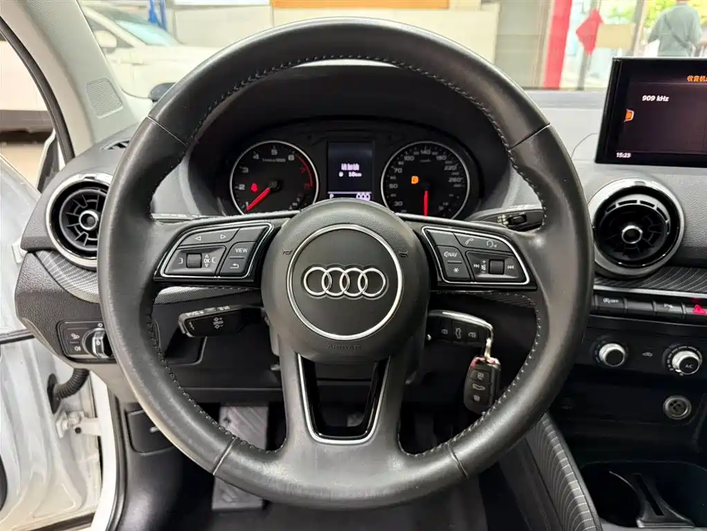 Audi Q2L 2022 — фото 11