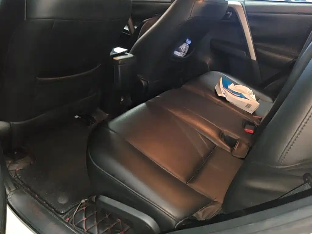 Toyota RAV4 2019 — фото 17