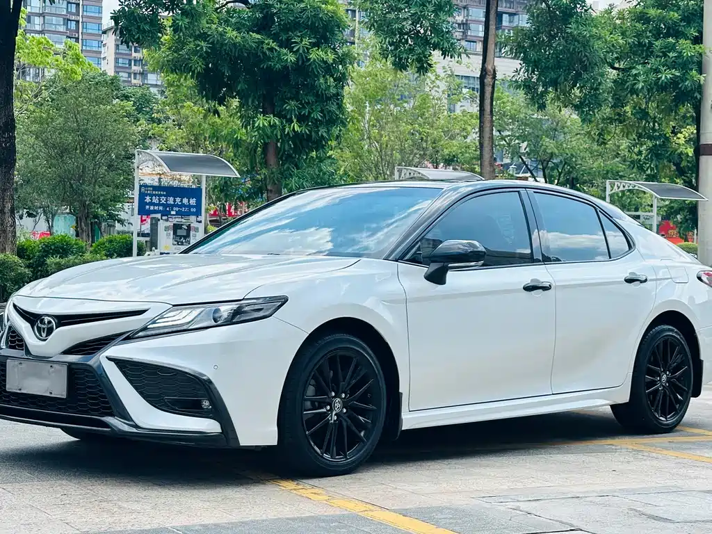 Toyota Camry 2023 — фото 1