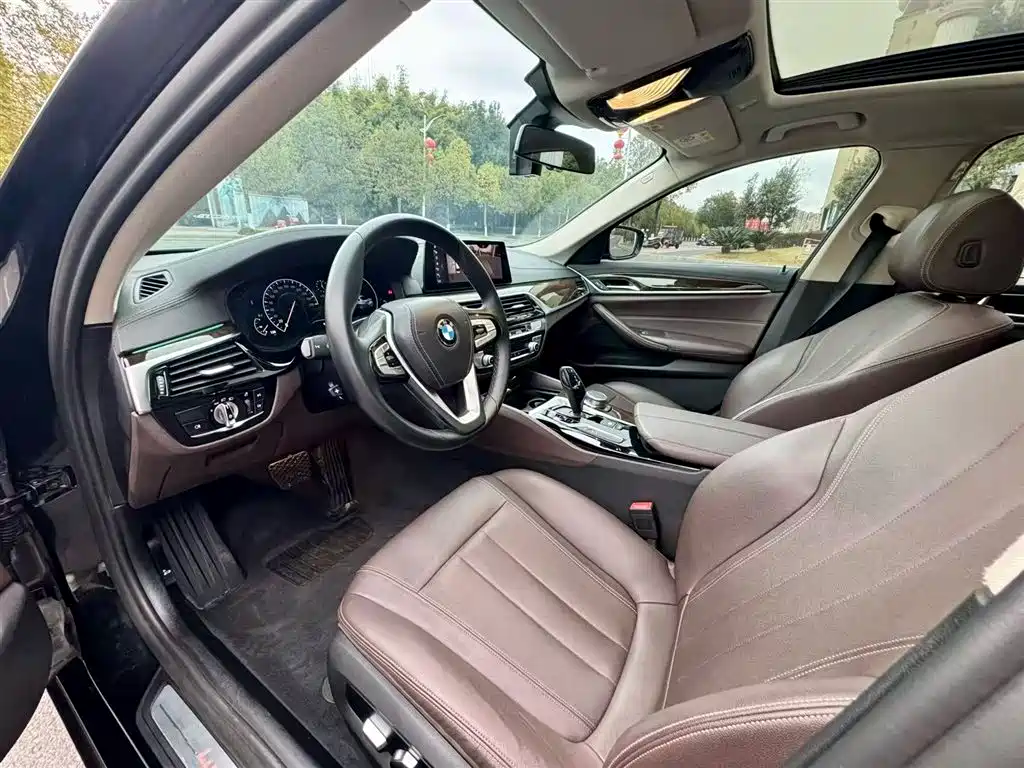 BMW 5 Series 2019 — фото 15