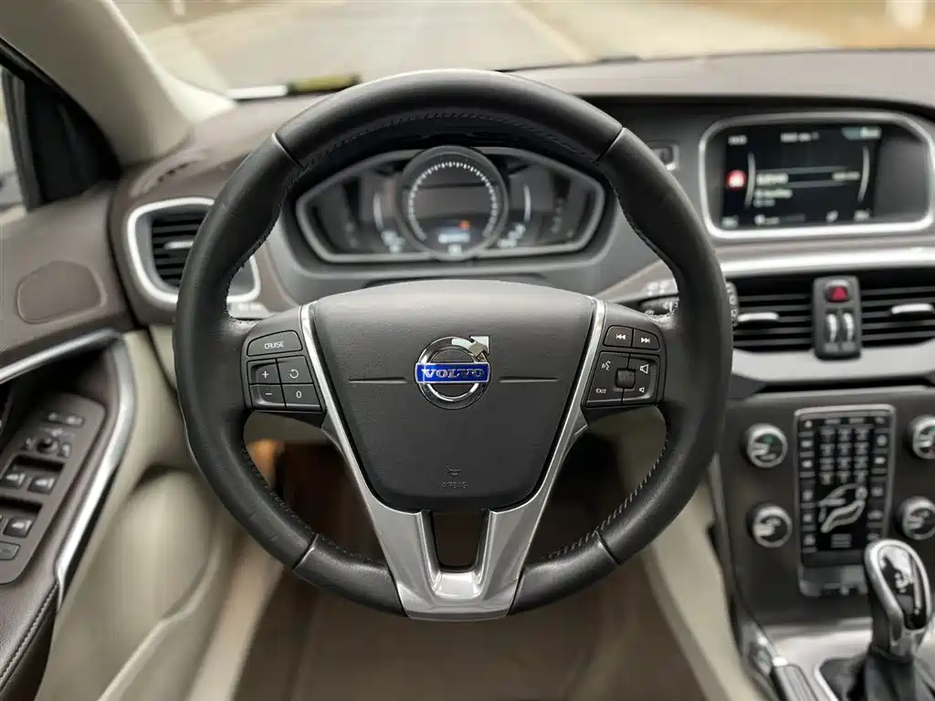 Volvo V40 2015 — фото 19