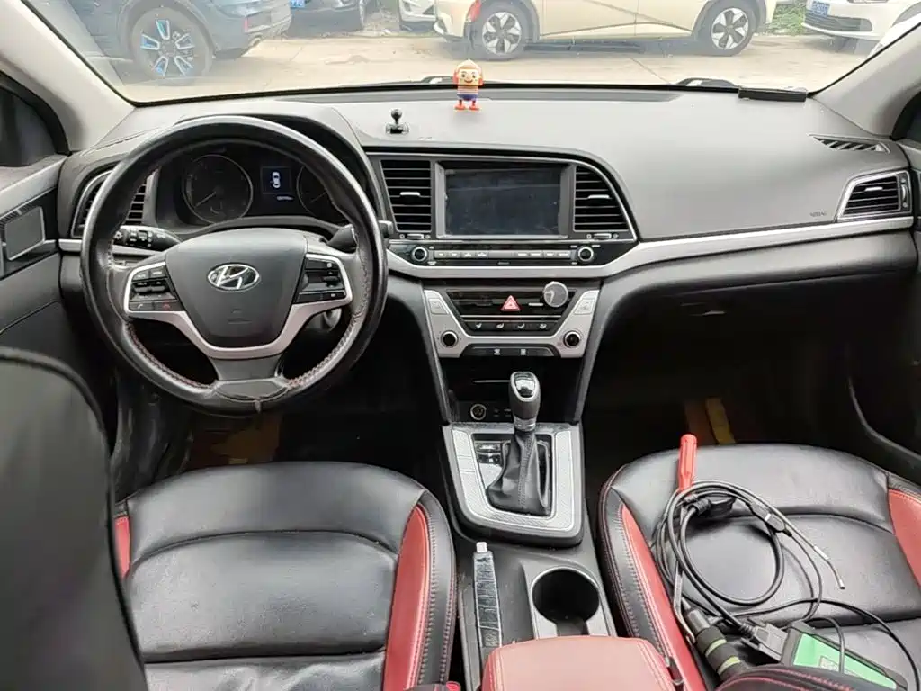 Hyundai Elantra 2018 — фото 10
