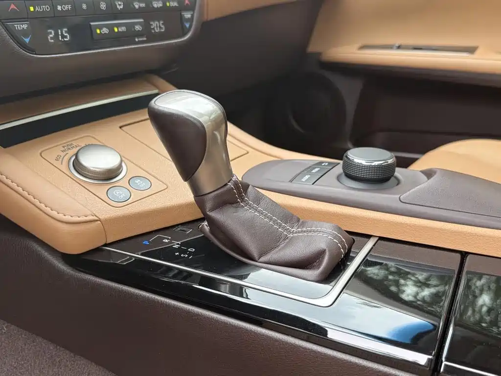 Lexus ES 2016 — фото 10