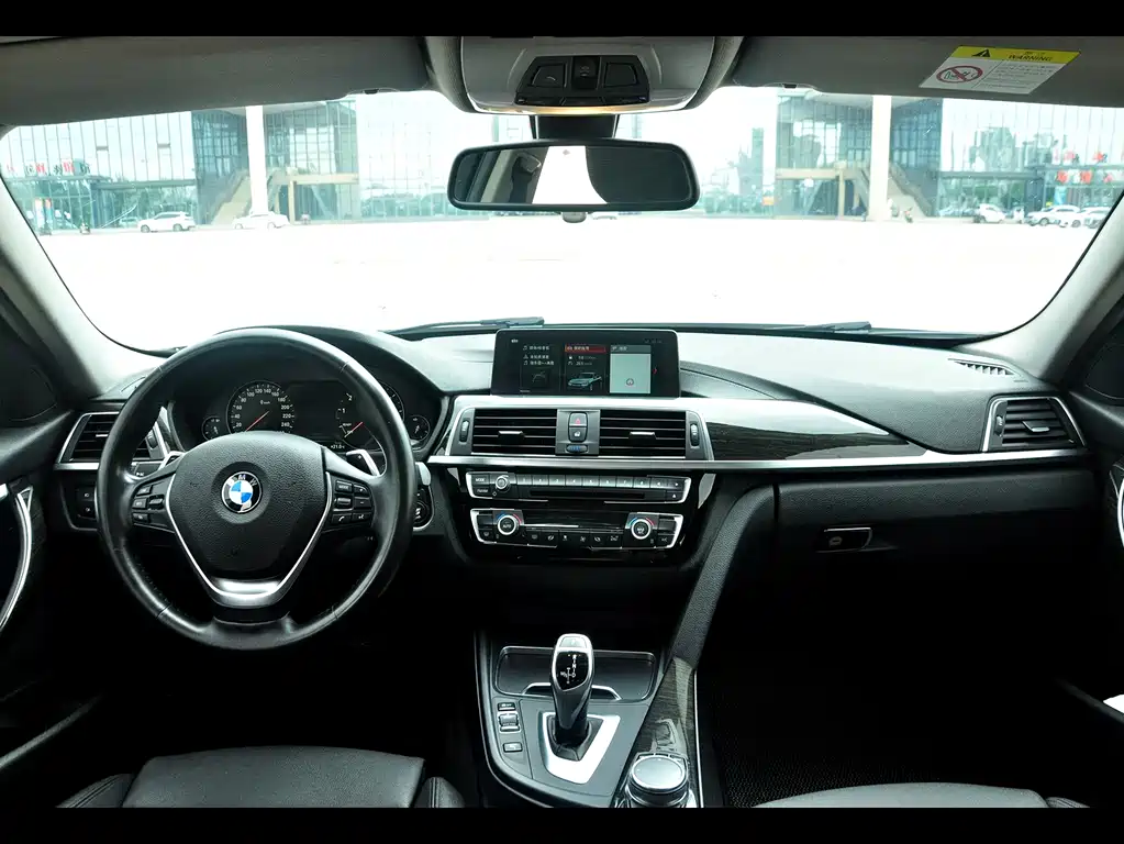 BMW 3 Series 2018 — фото 9