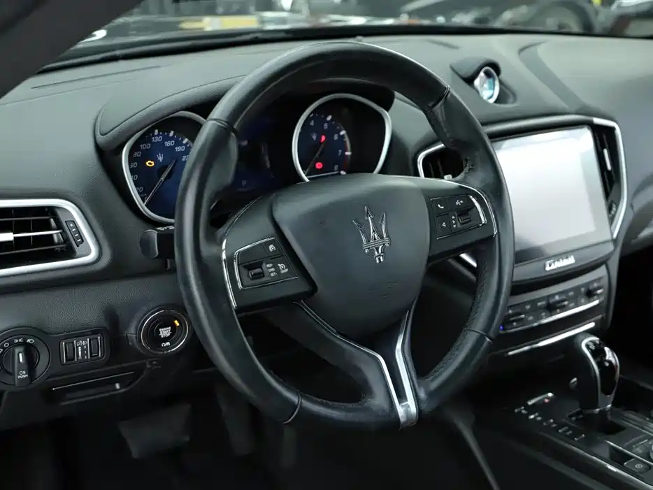 Maserati Ghibli 2019 — фото 11