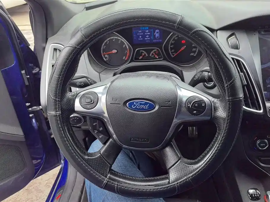 Ford Focus 2014 — фото 15