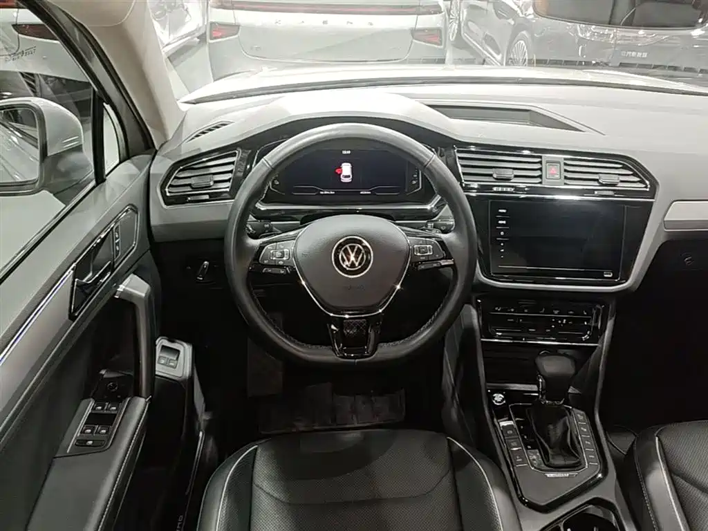 Volkswagen Tiguan L PHEV 2021 — фото 17