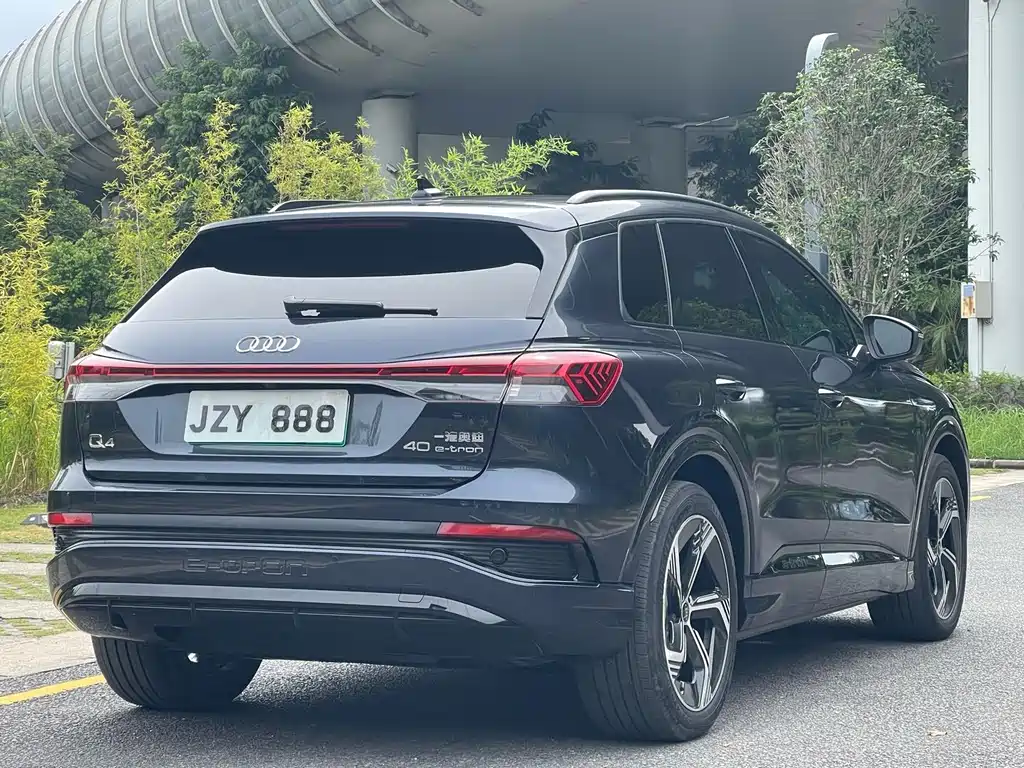 Audi Q4 e-tron 2023 — фото 5
