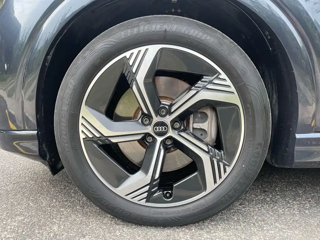 Audi Q4 e-tron 2023 — фото 10