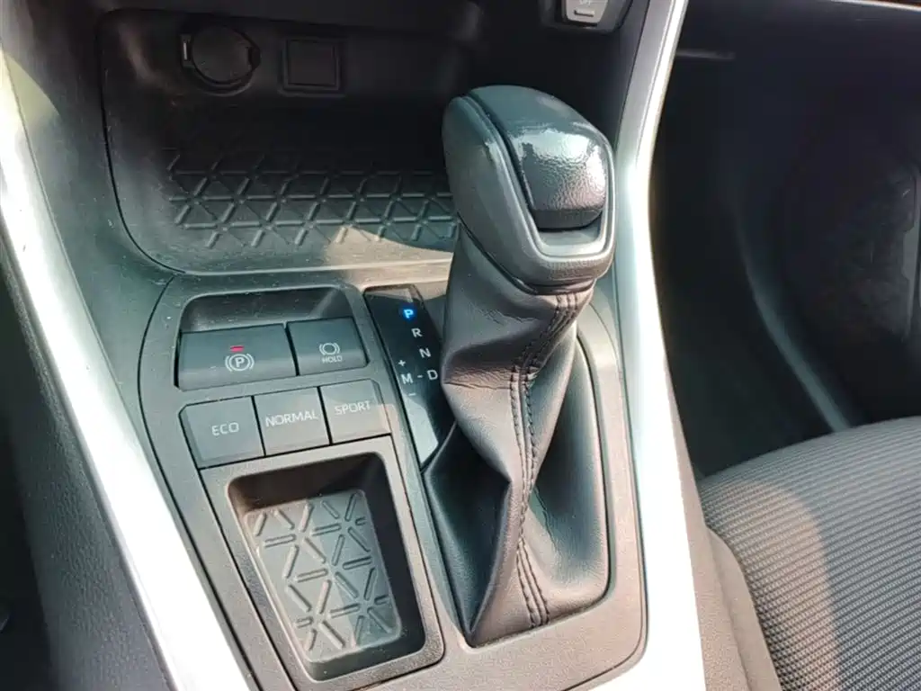 Toyota RAV4 2022 — фото 14