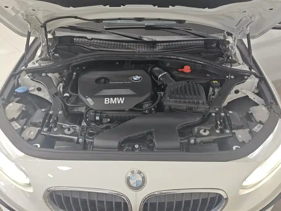 BMW 1 Series 2018 — фото 10