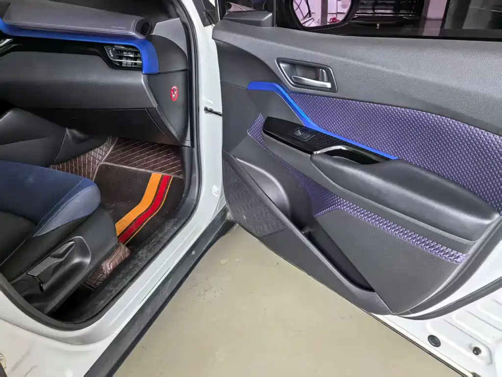 Toyota C-HR 2019 — фото 21