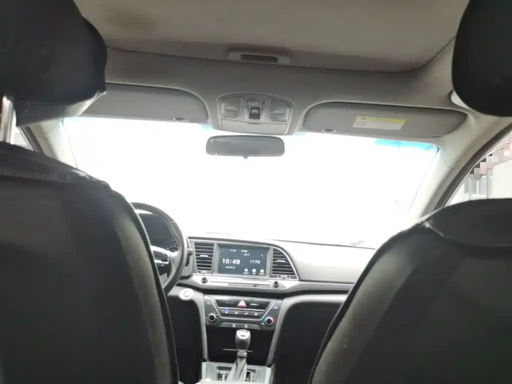 Hyundai Elantra 2018 — фото 18