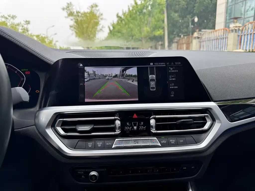 BMW 3 Series 2019 — фото 13