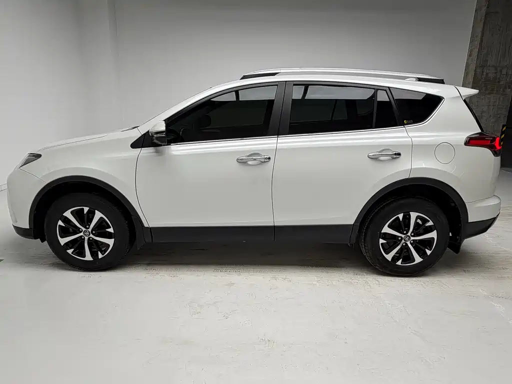 Toyota RAV4 2018 — фото 9