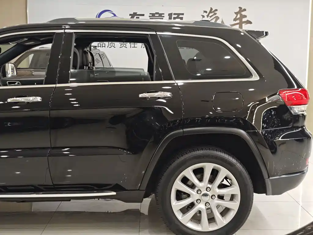 Jeep Grand Cherokee 2019 — фото 17