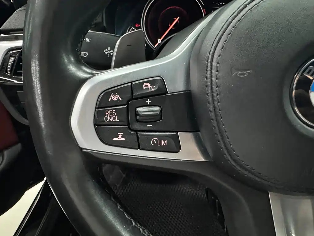 BMW 5 Series 2018 — фото 14