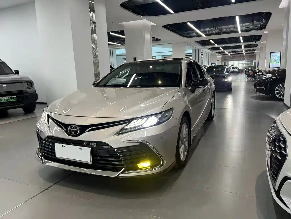Toyota Camry 2022 — фото 1