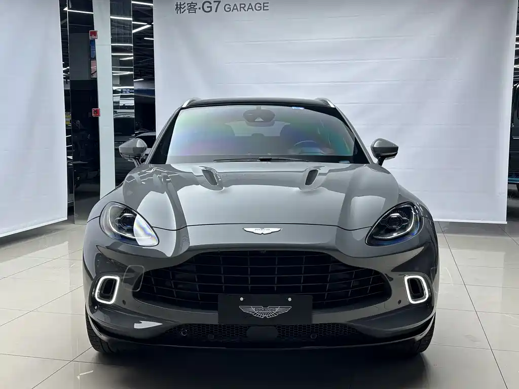 Aston Martin DBX 2022 — фото 2