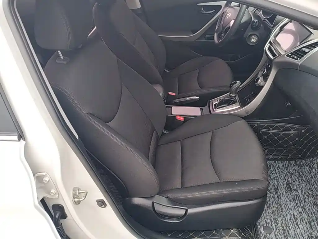 Hyundai Elantra 2017 — фото 25
