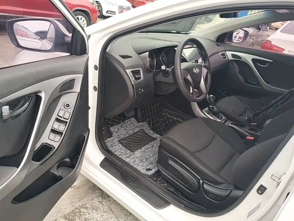Hyundai Elantra 2017 — фото 16