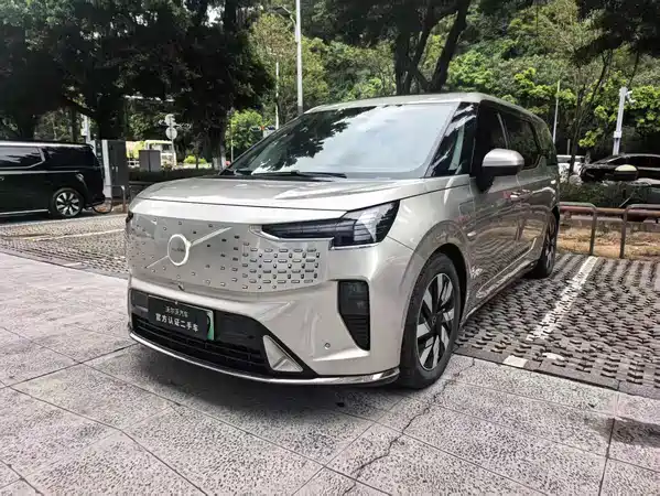 Volvo EM90 2024