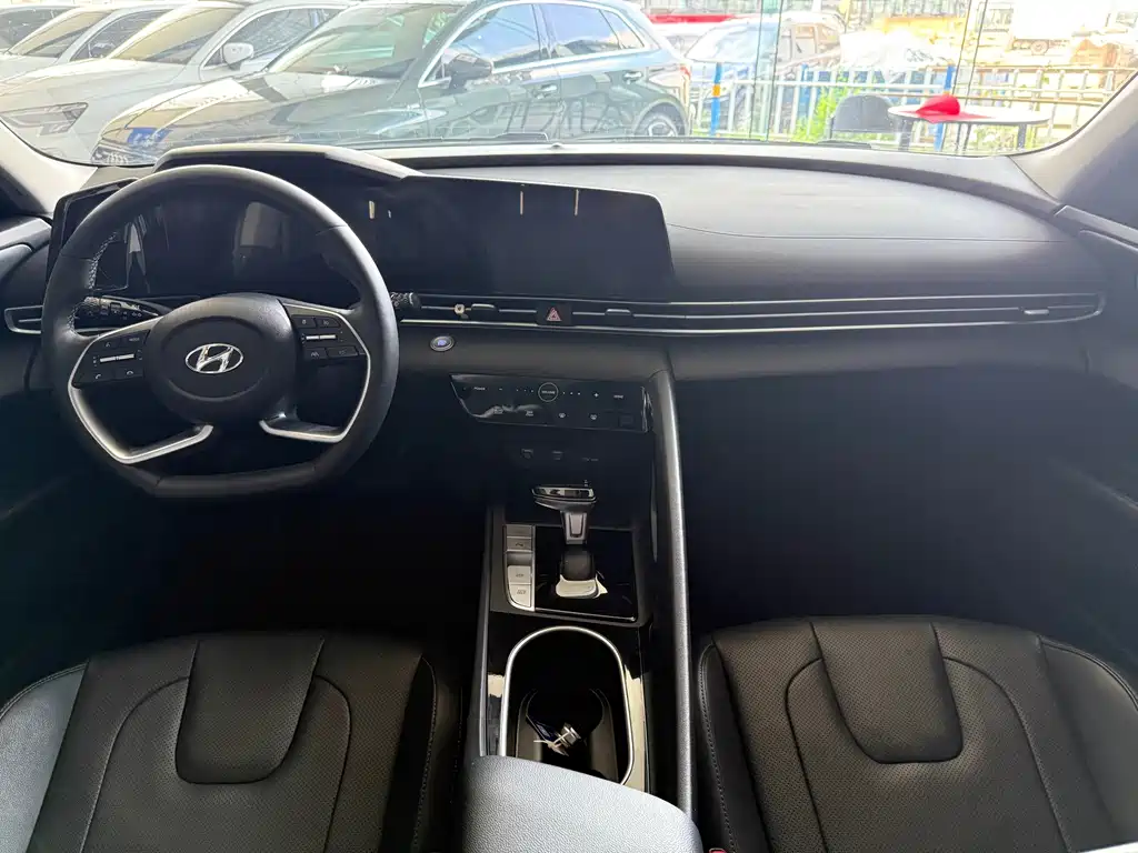Hyundai Elantra 2022 — фото 12