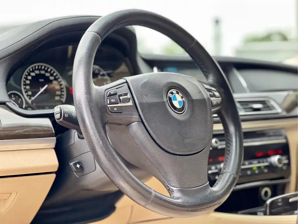 BMW 7 Series 2011 — фото 14