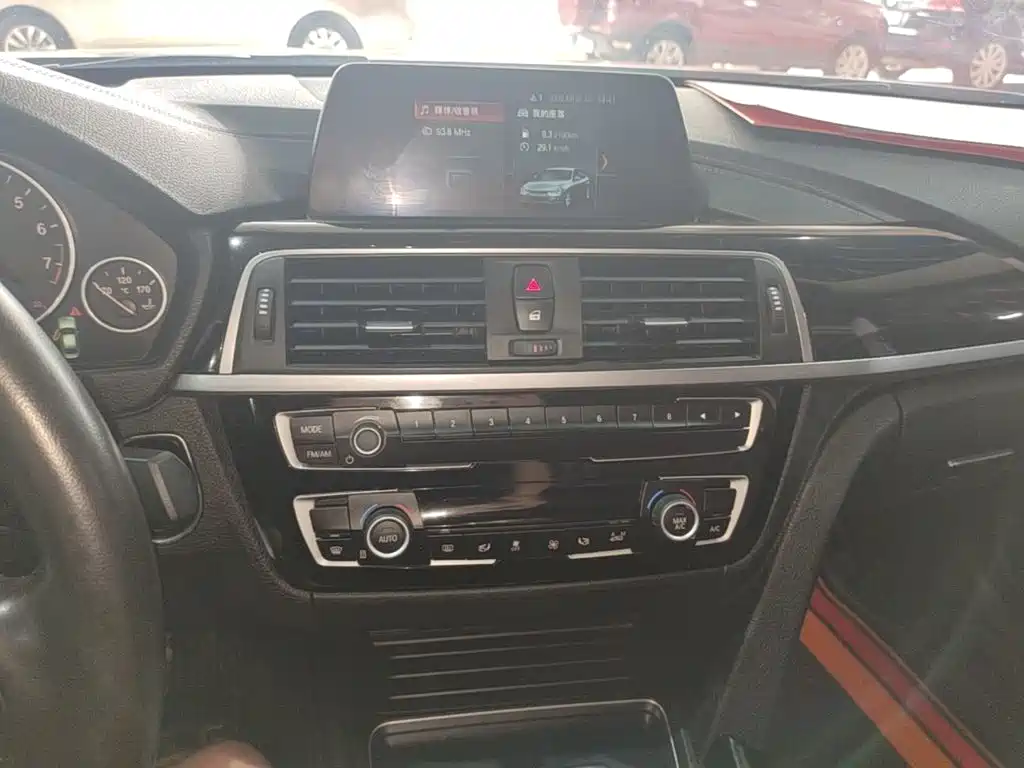BMW 3 Series 2018 — фото 13