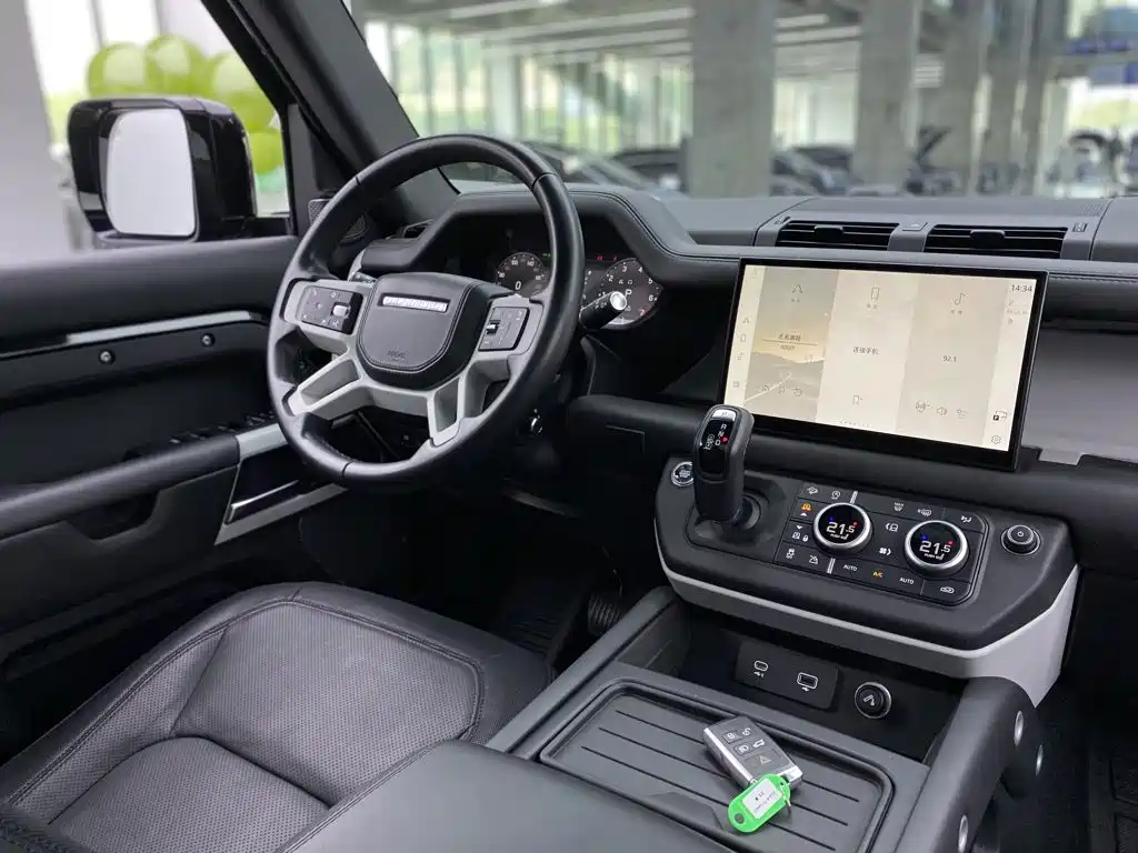 Land Rover Defender 2023 — фото 12