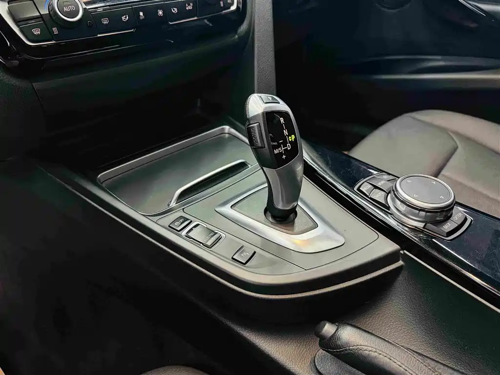 BMW 3 Series 2017 — фото 16