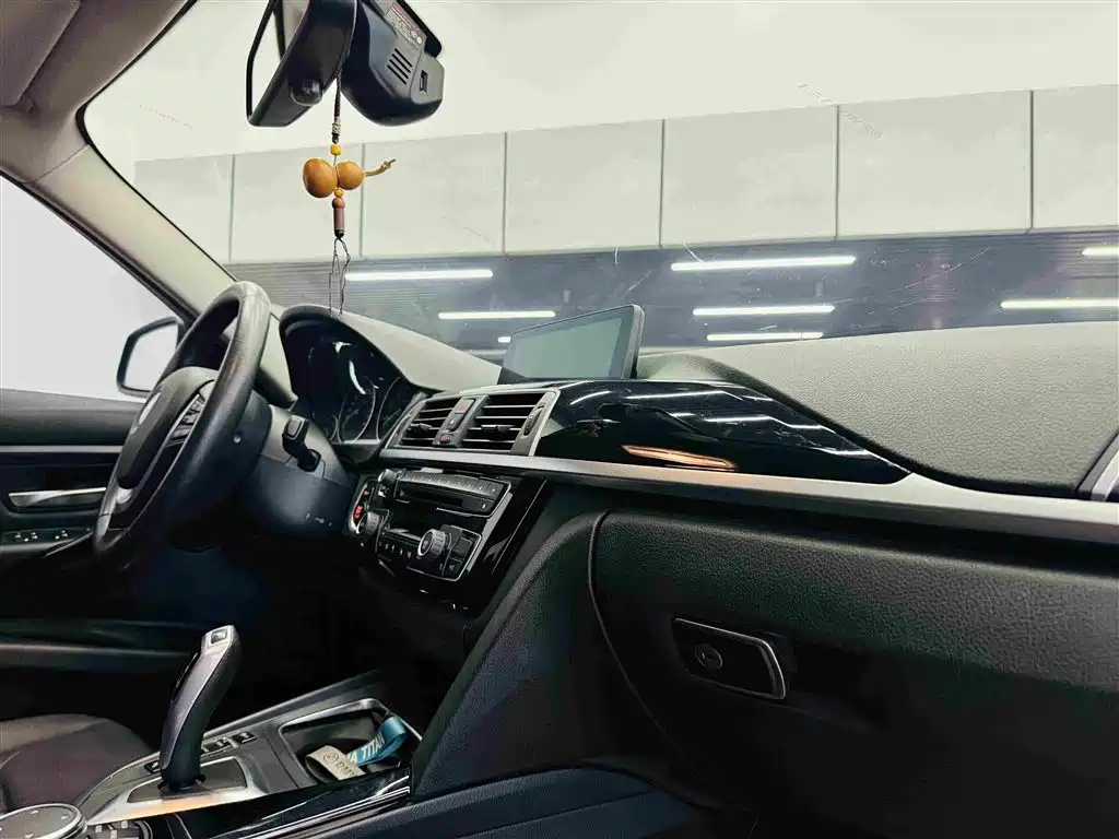BMW 3 Series 2017 — фото 30