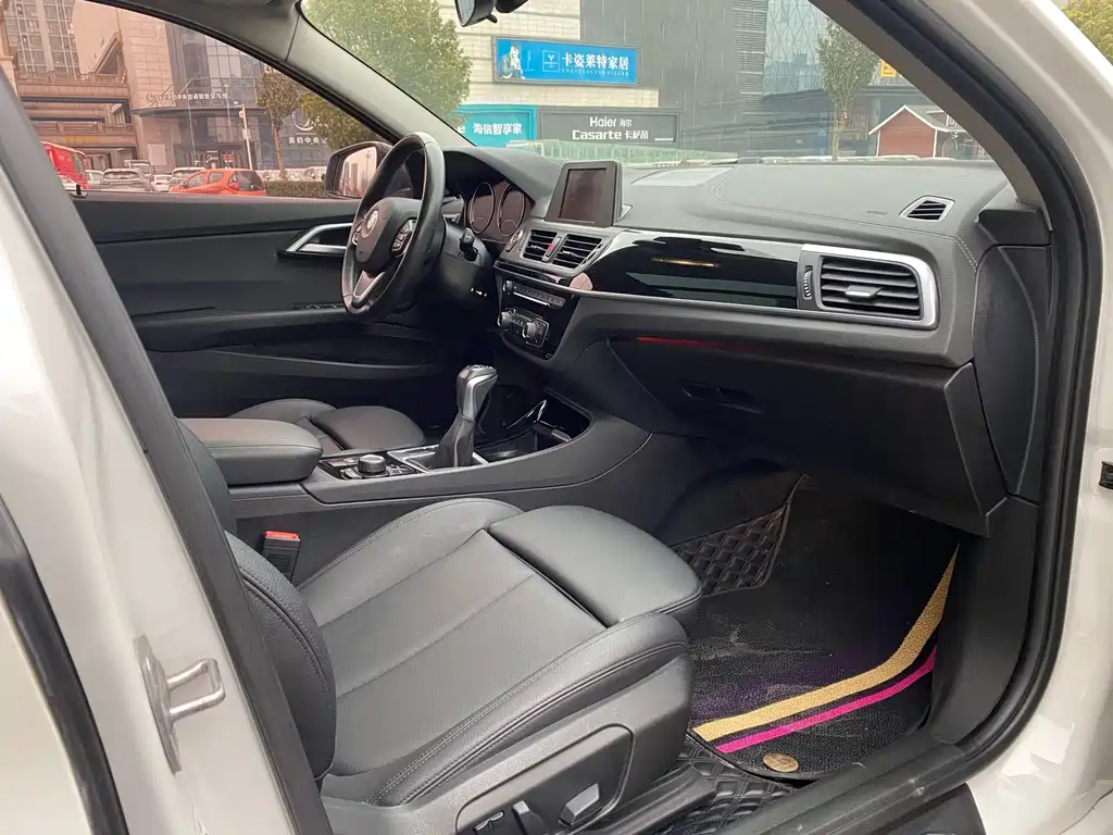 BMW 1 Series 2018 — фото 10