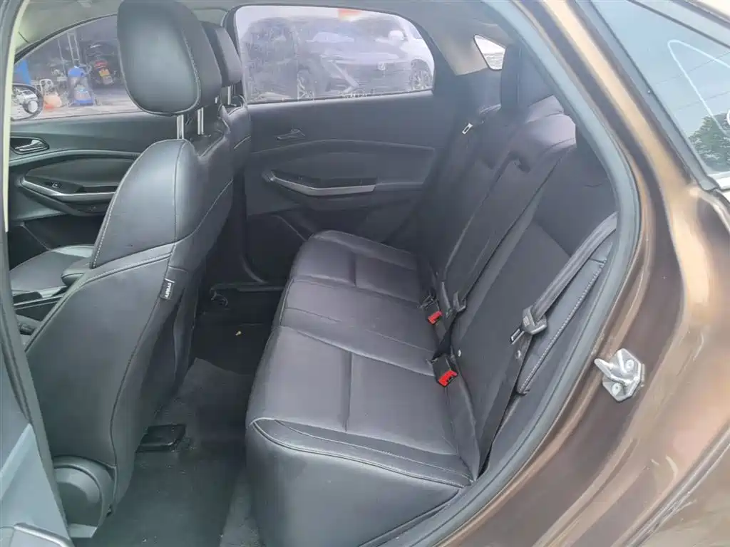 Ford Escort 2015 — фото 17