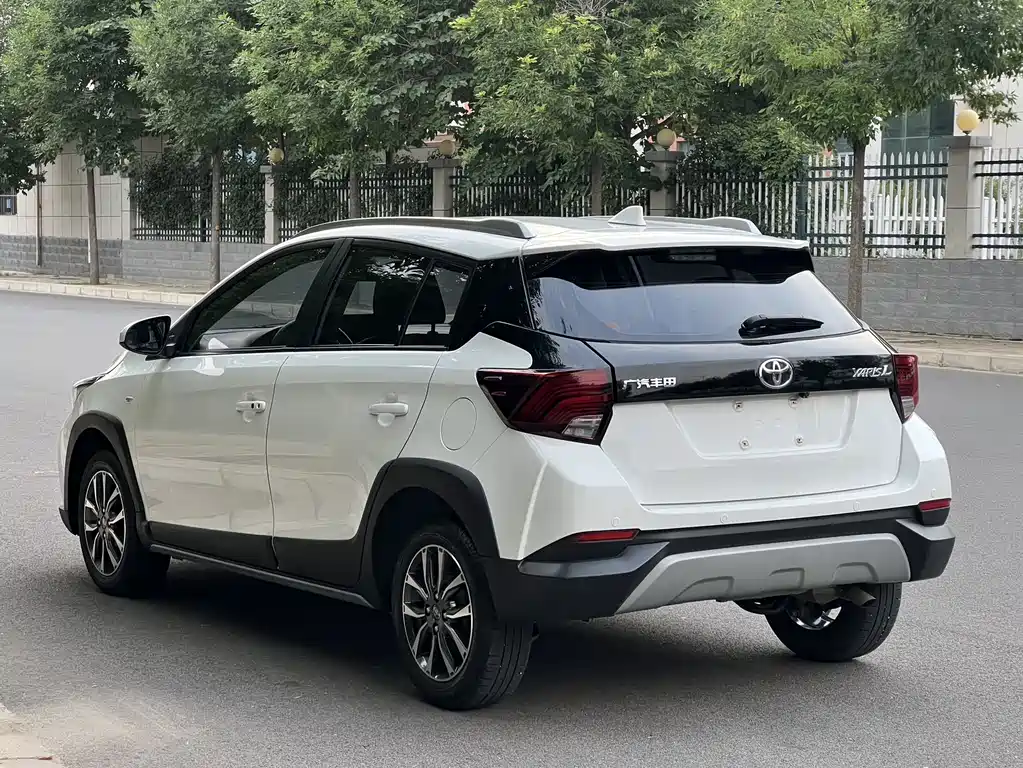 Toyota Yaris L 2022 — фото 3