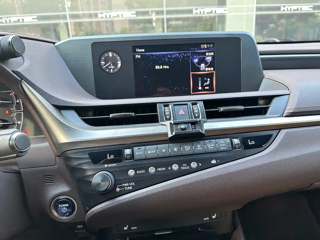Lexus ES 2020 — фото 15