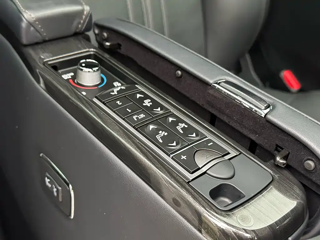 Lexus LM 2020 — фото 19