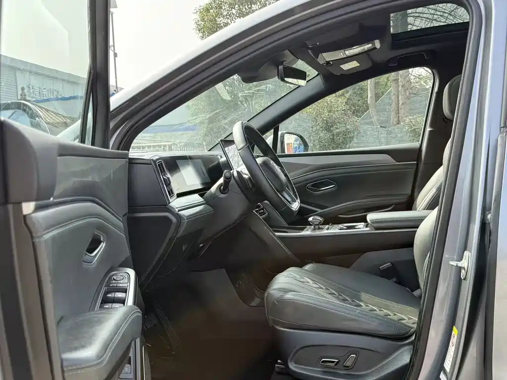 BYD L DM-i 2025 — фото 4