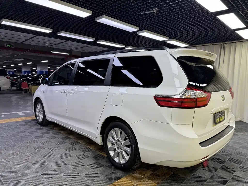 Toyota Sienna 2015 — фото 6