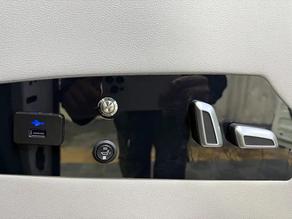 Toyota Sienna 2015 — фото 24
