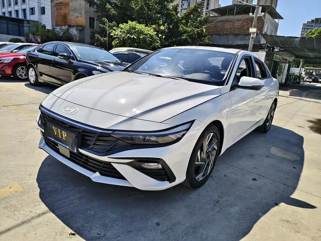 Hyundai Elantra 2023 — фото 1