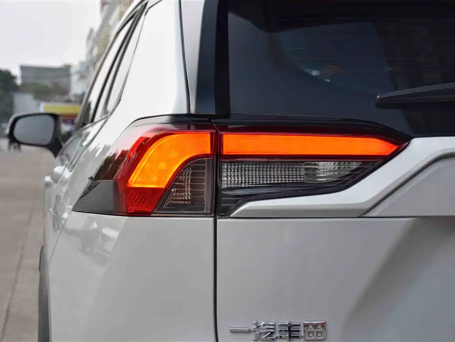 Toyota RAV4 2022 — фото 7