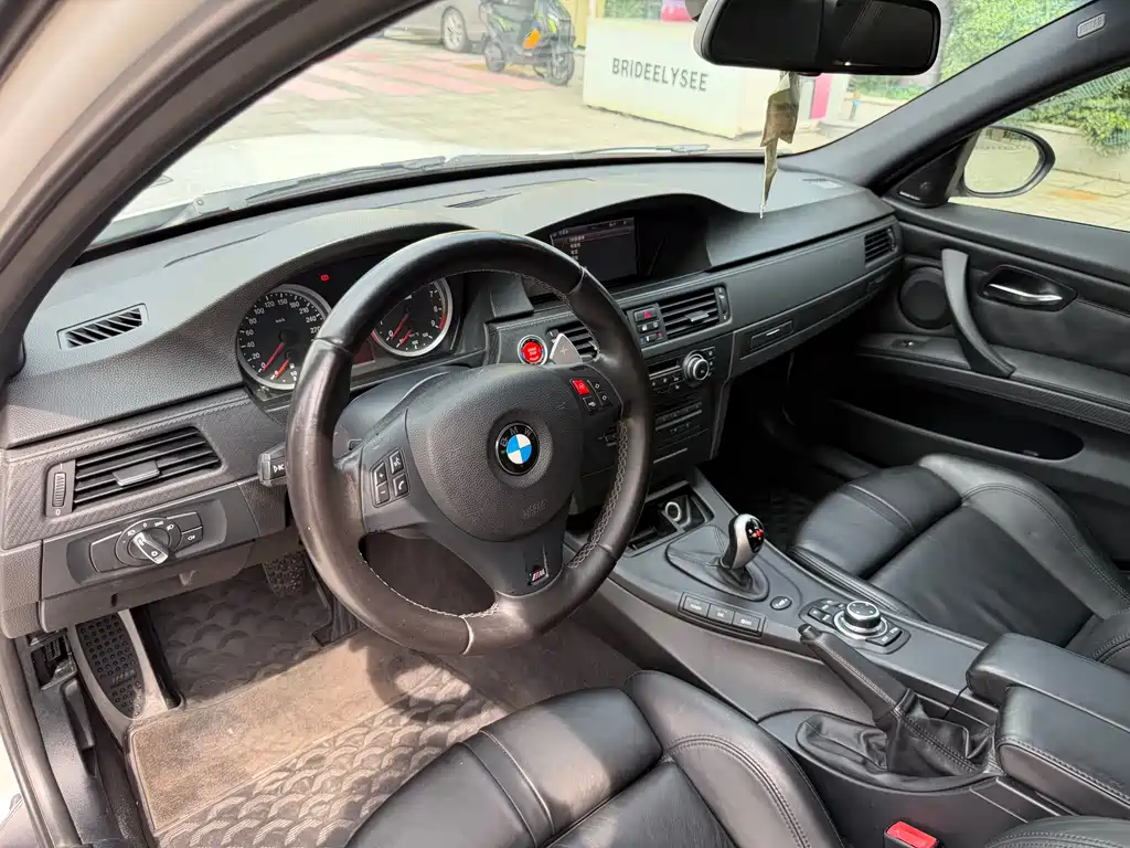 BMW M3 2010 — фото 9